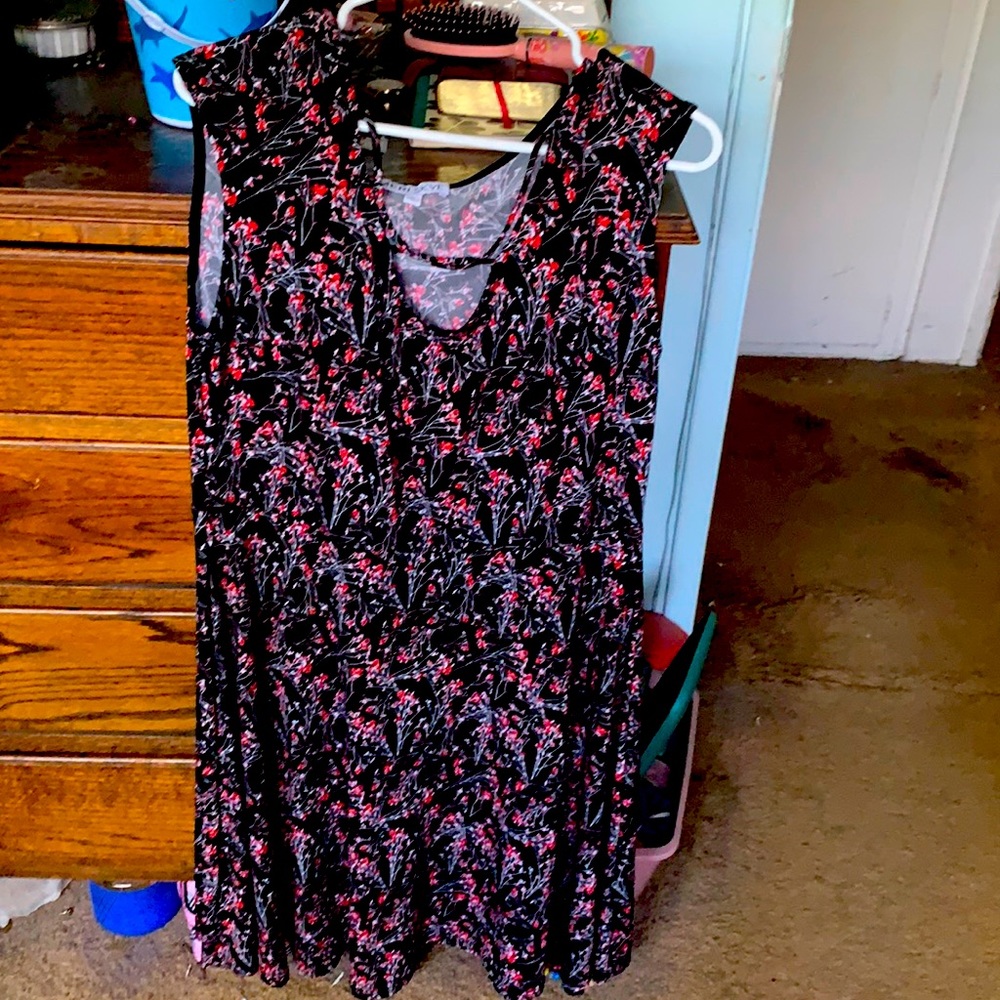 Black and red Floral dress in a size 2XL